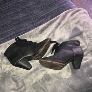 Leather black ankle bootsies